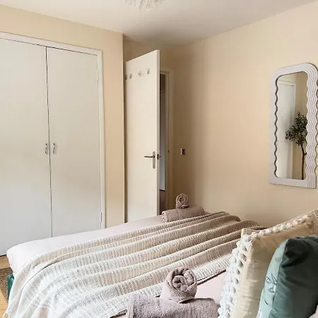 Spacious 1 Bedroom Flat In Centre *