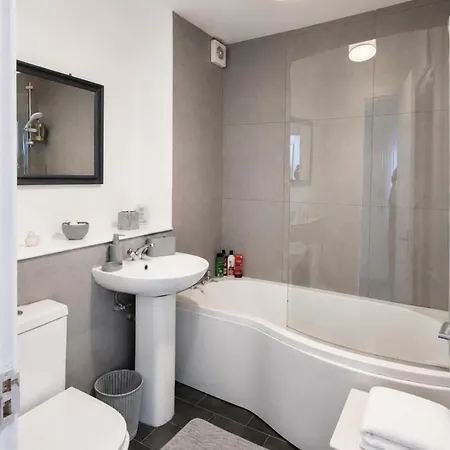Parking- Sleeps 8- 3 Bedroom House- Centre Apartment