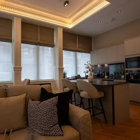 Grand Leith Luxe Jacuzzi & Cinema アパート *