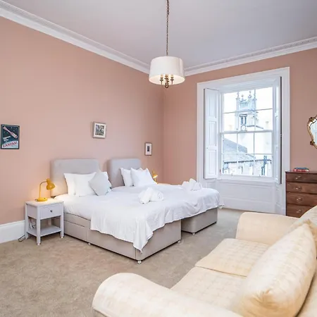 Charming 2 Bedroom Flat In The Centre - Pass The Keys Apartment