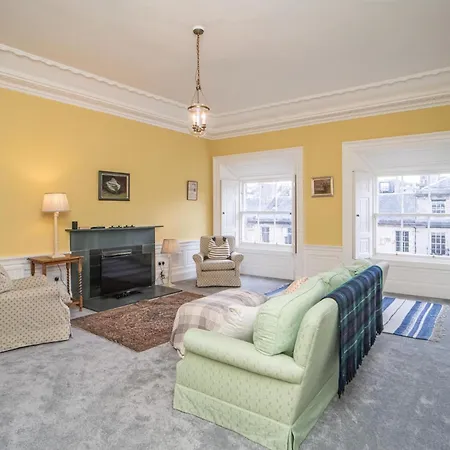 Charming 2 Bedroom Flat In The Centre - Pass The Keys Apartment *
