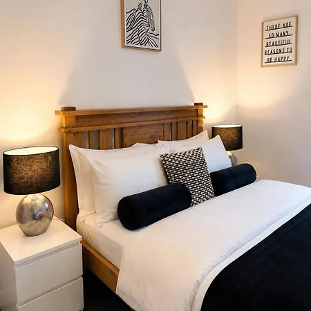 Airport House Free Parking & Garden