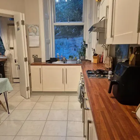 Spacious Garden Flat Apartamento