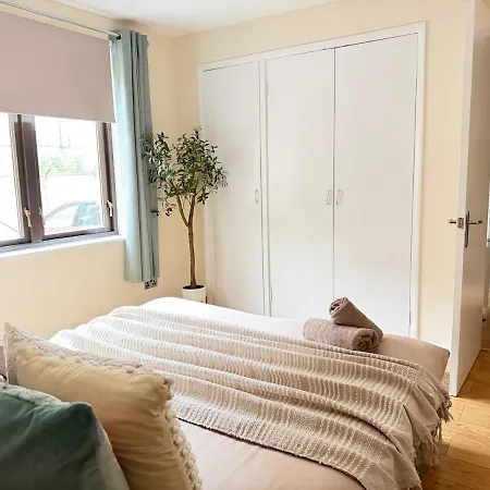 Spacious 1 Bedroom Flat In Centre Apartment