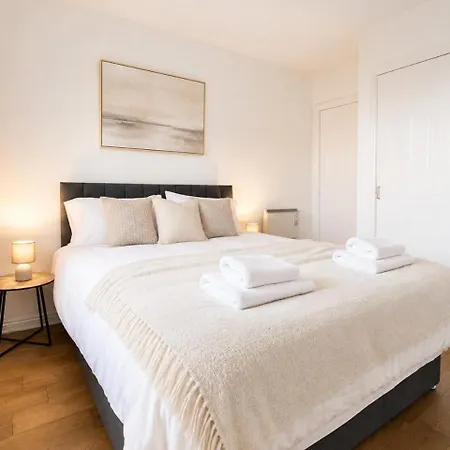 Parking- Sleeps 8- 3 Bedroom House- Centre *