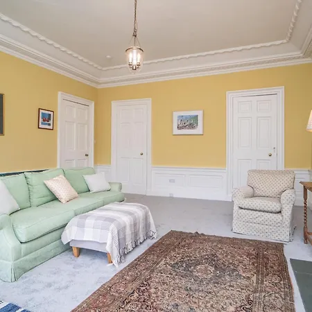 Charming 2 Bedroom Flat In The Centre - Pass The Keys Apartment