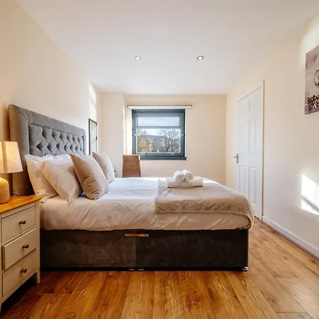 Base Of Royal Mile - Sleep 8 - 4bed 3 Bth Apartment *