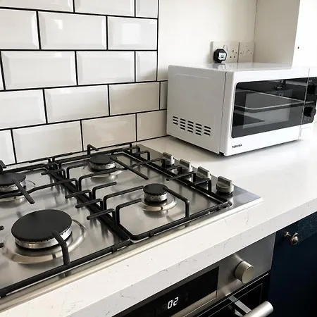 Bright And Modern 2 Bedroom Flat Near The Sea * Edinburgh