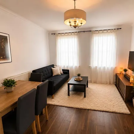 Bright And Modern 2 Bedroom Flat Near The Sea