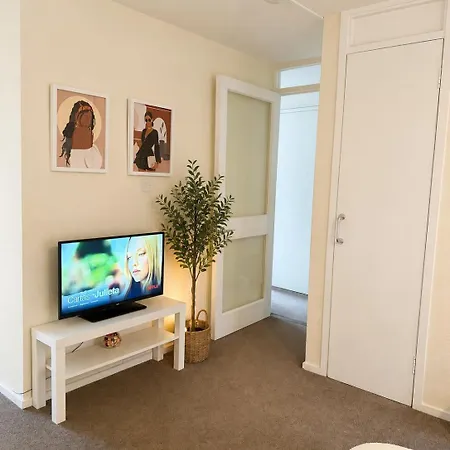 Bright & Spacious In The Heart Of Apartment