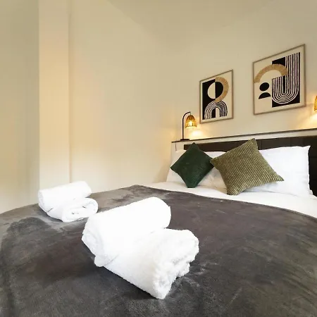 Perfect Base 2 Bedrooms With Free Parking *