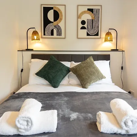 Perfect Base 2 Bedrooms With Free Parking Apartment