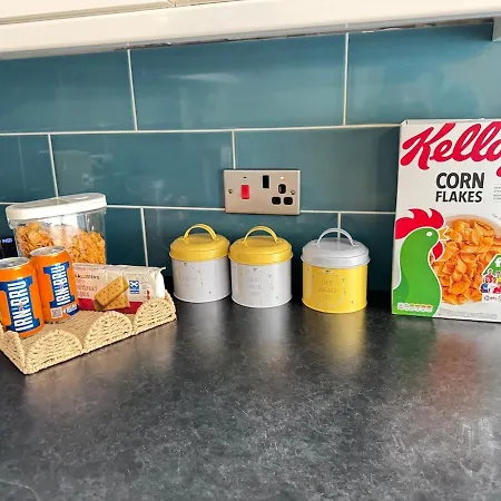 Spacious 1 Bedroom Flat In Centre Apartment
