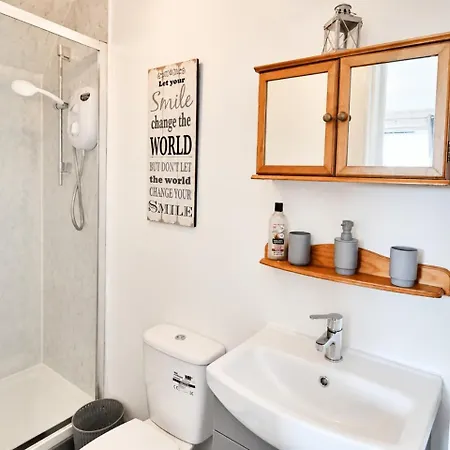 Parking- Sleeps 8- 3 Bedroom House- Centre Apartment Edinburgh