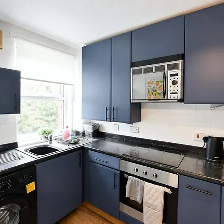 Апартаменты Parking- Sleeps 8- 3 Bedroom House- Centre