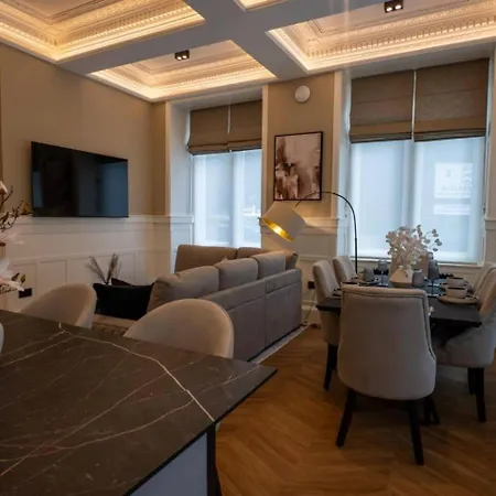 Grand Leith Luxe Jacuzzi & Cinema アパート *