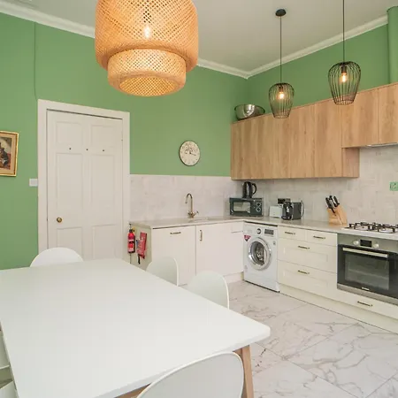 Charming 2 Bedroom Flat In The Centre - Pass The Keys *