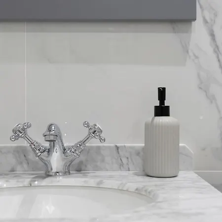Modern In Centre Апартаменты
