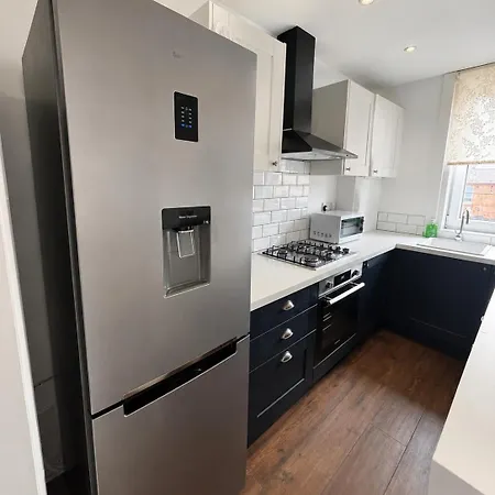 Bright And Modern 2 Bedroom Flat Near The Sea