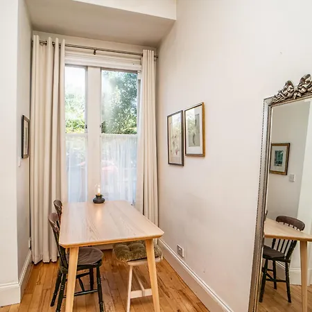 Stylish Leith Flat Great Transport Links To - Pass The Keys * Edinburg