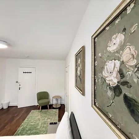 Stylish Floor Flat In The Heart Of Apartment *