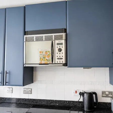 Apartment Parking- Sleeps 8- 3 Bedroom House- Centre