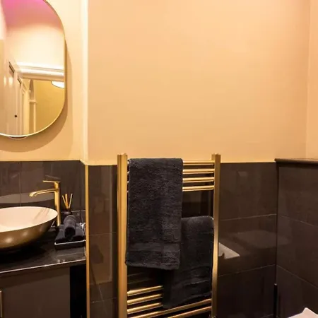アパート Grand Leith Luxe Jacuzzi & Cinema エディンバラ