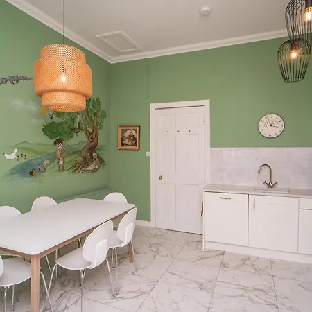 Charming 2 Bedroom Flat In The Centre - Pass The Keys *