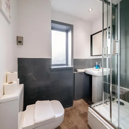 Apartment Base Of Royal Mile - Sleep 8 - 4bed 3 Bth