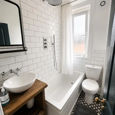 Apartment Bright And Modern 2 Bedroom Flat Near The Sea