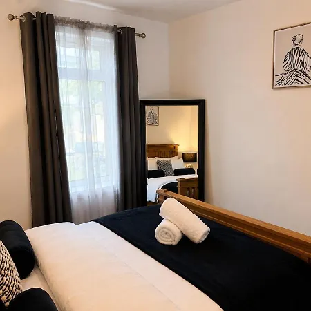 Airport House Free Parking & Garden *