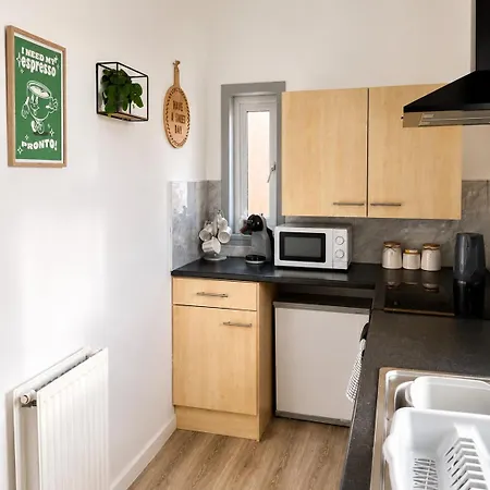 Airport House Free Parking & Garden