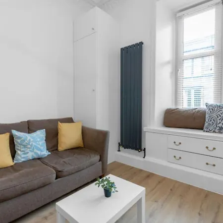 Tram - Centre - Sleeps 3 - 2 Beds *