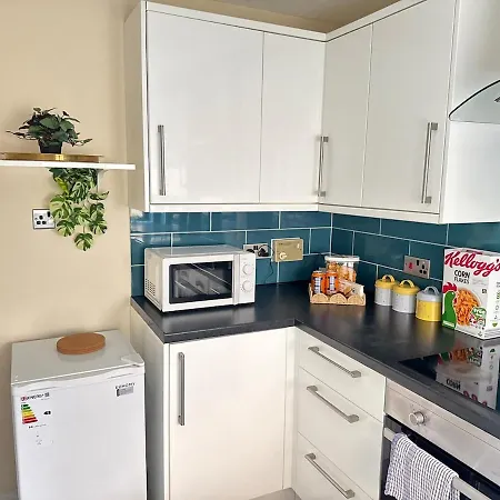 Spacious 1 Bedroom Flat In Centre Apartment *