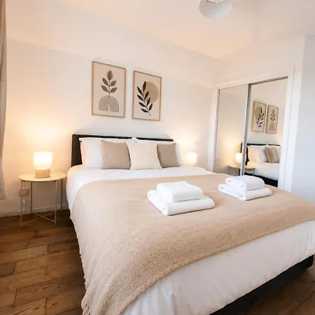 Parking- Sleeps 8- 3 Bedroom House- Centre Apartment