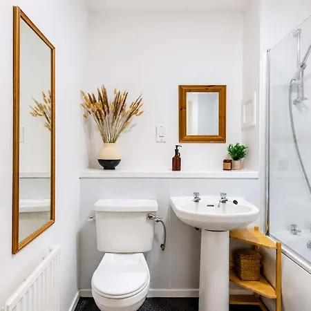 2br Flat Near Haymarket & West End - Close To Centre Lägenhet