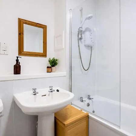 2br Flat Near Haymarket & West End - Close To Centre Lägenhet Edinburg
