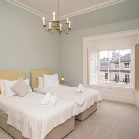 Charming 2 Bedroom Flat In The Centre - Pass The Keys Edinburgh
