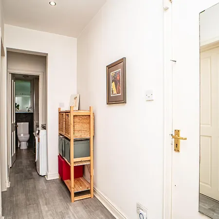Stylish Leith Flat Great Transport Links To - Pass The Keys Edinburgh
