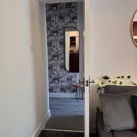 Stylish Retreat Walk To Centre & Wi-fi Apartment *