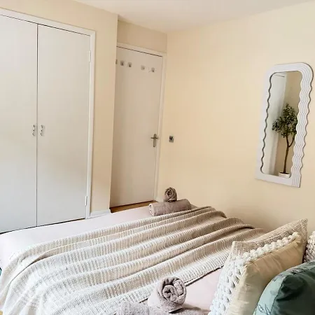 Spacious 1 Bedroom Flat In Centre