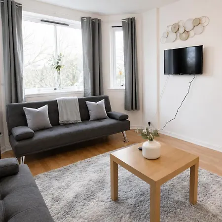 Parking- Sleeps 8- 3 Bedroom House- Centre