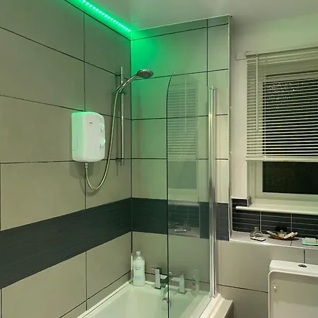 Cosy Centre 2 Bedroom Apartment *