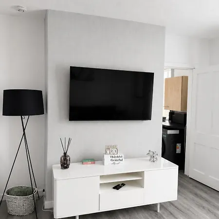 Airport House Free Parking & Garden *