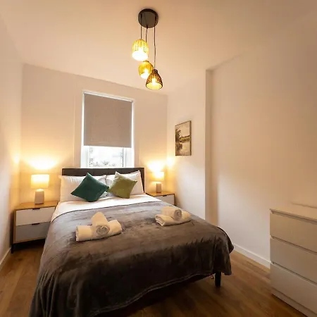Perfect Base 2 Bedrooms With Free Parking *