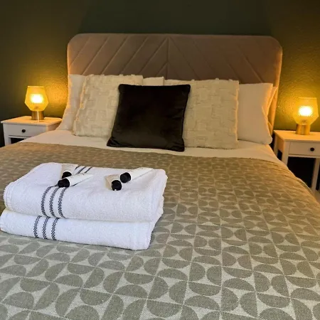 Stylish Retreat Walk To Centre & Wi-fi Apartment *
