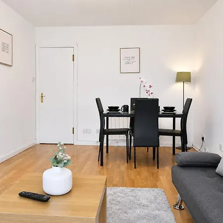 Parking- Sleeps 8- 3 Bedroom House- Centre Apartment