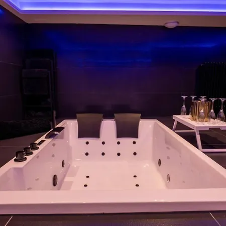 Grand Leith Luxe Jacuzzi & Cinema *