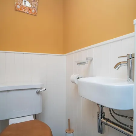 Charming 2 Bedroom Flat In The Centre - Pass The Keys