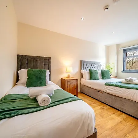 Base Of Royal Mile - Sleep 8 - 4bed 3 Bth Apartment *
